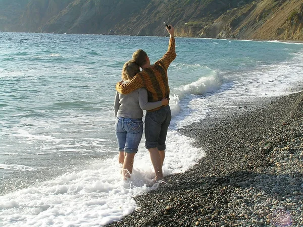 Guy Girl Doing Selfie Standing Beach — Stock Photo, Image