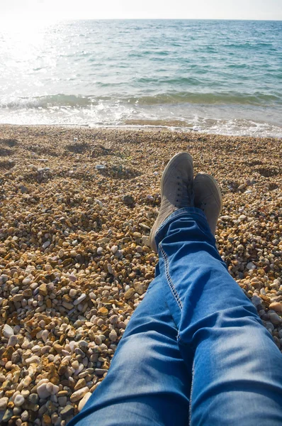 Männerfüße Auf Dem Hintergrund Des Meeresstrandes Urlaub Meer — Stockfoto