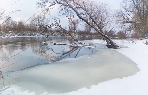 Rio Inverno Uma Paisagem Fluvial Inverno Com Bancos Cobertos Neve — Fotografia de Stock