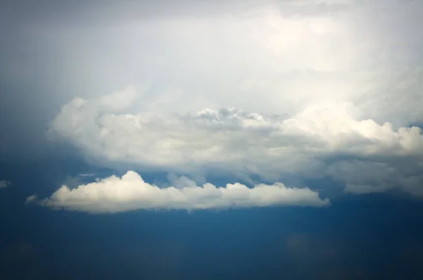 Fehér Felhők Háttérben Egy Sötét Viharos Panoráma Fotó Vihar — Stock Fotó