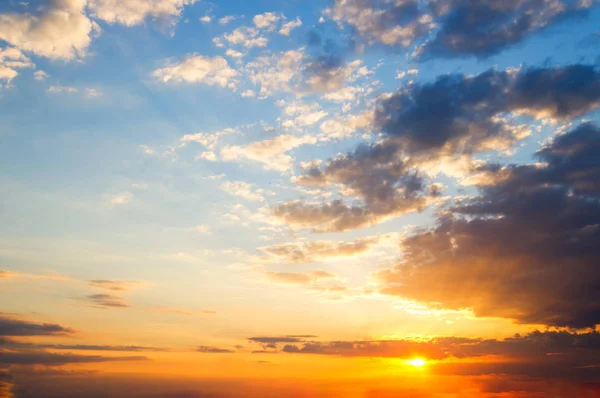 夕焼け空雲 夕焼け空の繊細な色合い — ストック写真