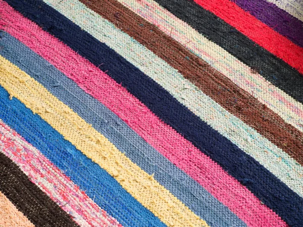 多色条纹地毯 用手制作的多色条纹地毯的织构 — 图库照片