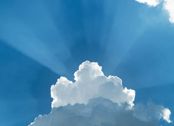 Stralen Van Zon Achter Wolken Beperkende Samenstelling — Stockfoto