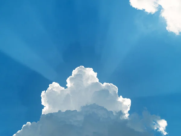 Die Sonnenstrahlen Wegen Der Wolken Gegen Den Blauen Himmel — Stockfoto