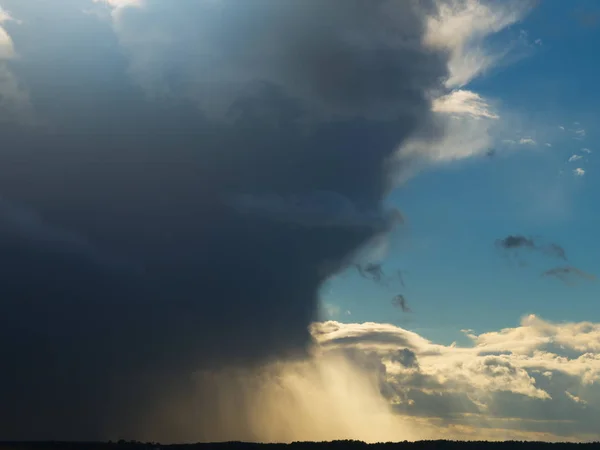 迫り来る嵐雲 秋の風景 — ストック写真