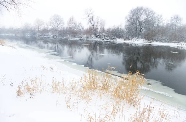 Rio Inverno Uma Paisagem Fluvial Inverno Com Bancos Cobertos Neve — Fotografia de Stock