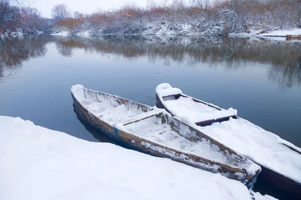 在雪河岸边的小船 — 图库照片