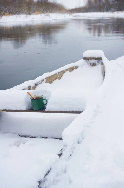 Hot Tea Cold Winter Wooden Boat Bank Winter River — Stock Photo, Image