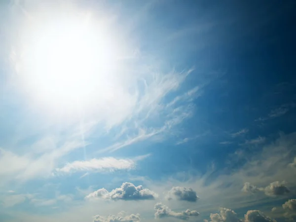 Wolken in de ondergaande zon. — Stockfoto