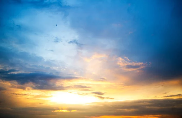 Zonsondergang hemel wolken. — Stockfoto