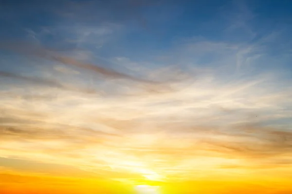 Zonsondergang hemel wolken. — Stockfoto