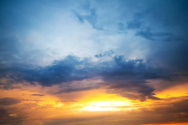 Zonsondergang hemel wolken. — Stockfoto