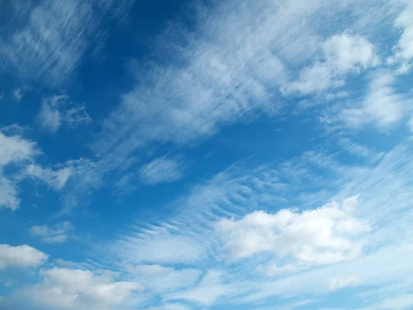 Heldere blauwe lucht — Stockfoto