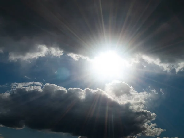 Zonnestralen Tussen Stormwolken — Stockfoto