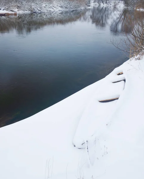 Dřevěný Člun Břehu Zimní Řeky — Stock fotografie