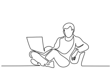 Genç adam sandalyede oturan laptop ile rahatlatıcı