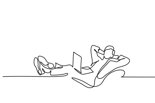 Junger Mann entspannt im Stuhl sitzend mit Laptop — Stockvektor