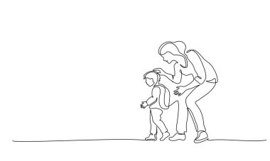 Anne, küçük oğluna okula kadar eşlik eder.