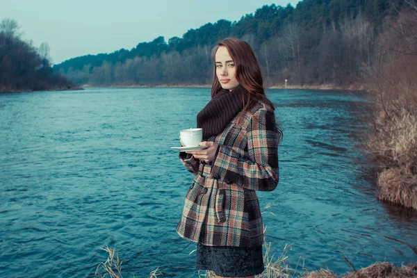 Chica Romántica Con Taza Aire Libre Hipster Chica Bebiendo Primavera —  Fotos de Stock