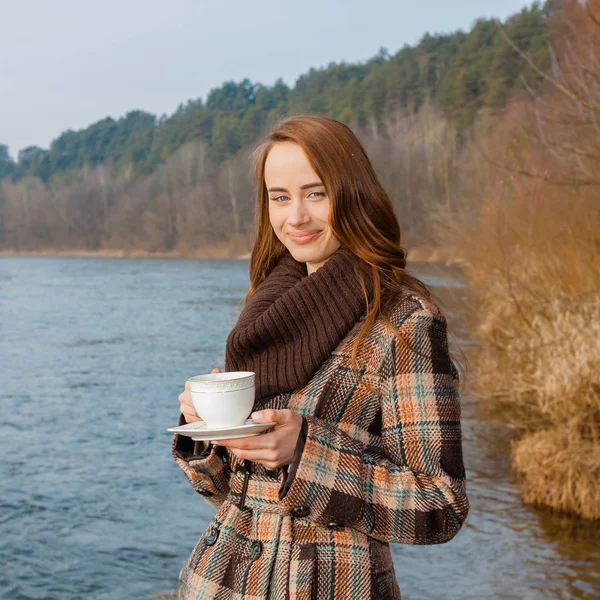 在户外喝一杯的浪漫女孩 嬉皮士姑娘在春天的山水里喝茶 — 图库照片