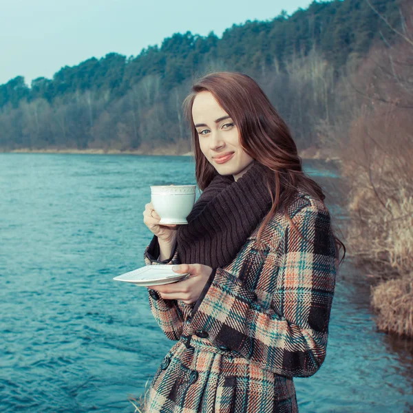 Romantisk Tjej Med Kopp Utomhus Hipster Flicka Dricka Våren Ett — Stockfoto