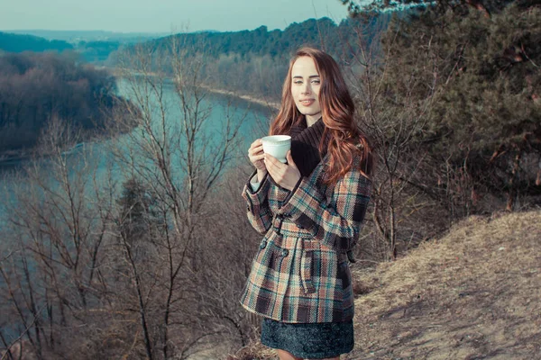 Açık Havada Fincanı Olan Romantik Bir Kız Baharda Manzarada Çay — Stok fotoğraf