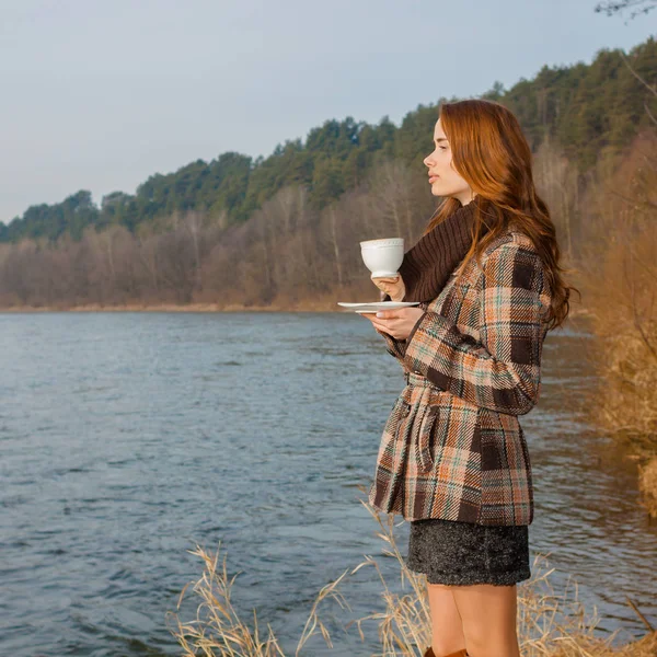 Romantisches Mädchen Mit Tasse Freien Hipster Mädchen Trinkt Tee Frühling — Stockfoto