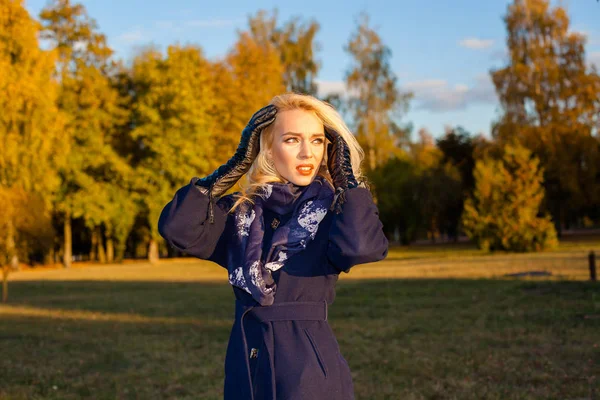 Trieste Vrouw Met Een Hoofdpijn Buiten Herfst — Stockfoto