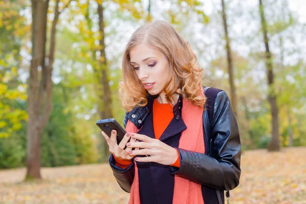 Modern Hipster Flicka Känslomässigt Talar Telefon — Stockfoto