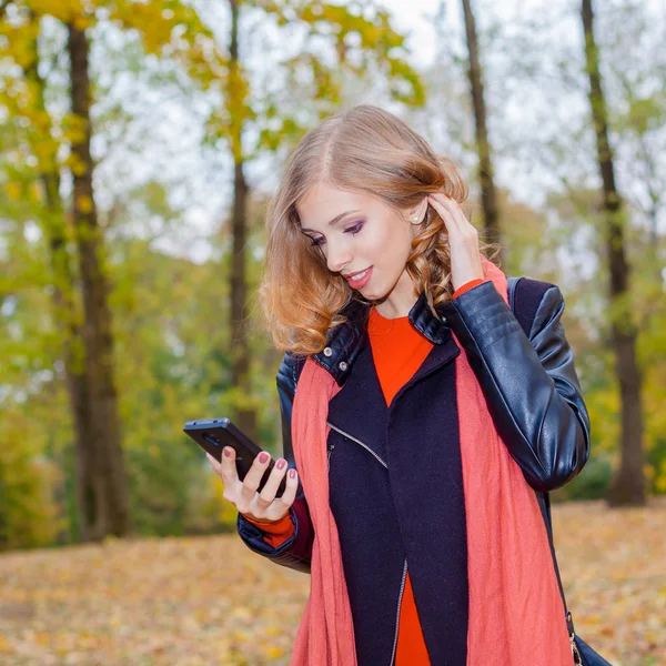 Modern Hipster Flicka Känslomässigt Talar Telefon — Stockfoto