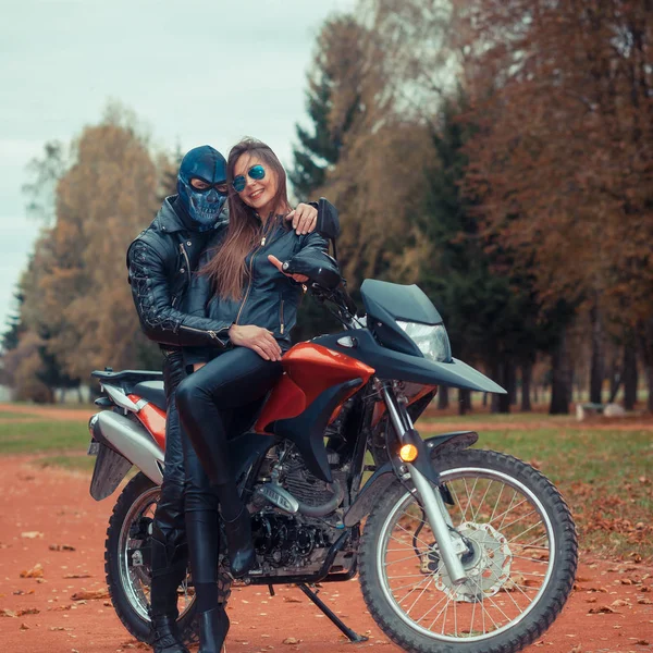 Портрет Красивой Хипстерки Спортивном Мотоцикле Парнем Маске Черепа — стоковое фото