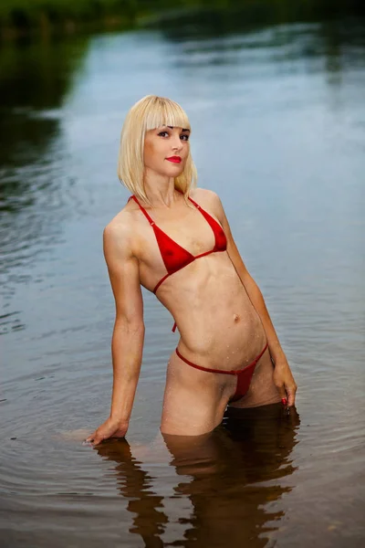 Bikinili Islak Harika Bir Kadın Suda Bikinili Güzel Bir Kız — Stok fotoğraf