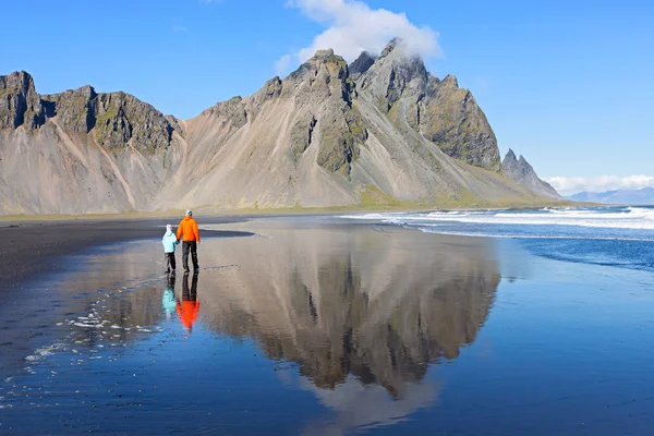 つの家族 父と息子 黒で歩いている砂の美しい Stokksnes 半島のビーチ アイスランド アクティブな休暇の概念の Vestrahorn 山の風景を楽しむ — ストック写真