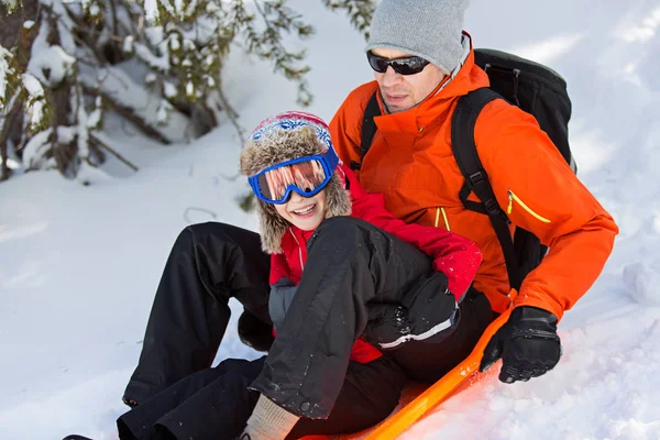 Emocionado Niño Sonriente Gafas Esquí Padre Listo Para Trineo Disfrutando —  Fotos de Stock