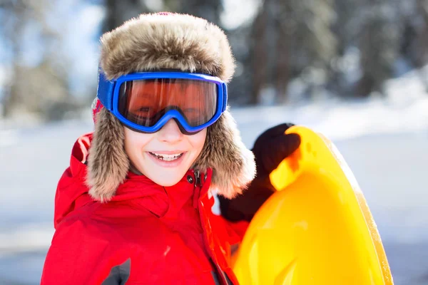 Niño Sonriente Emocionado Gafas Esquí Listo Para Trineo Disfrutando Actividades —  Fotos de Stock