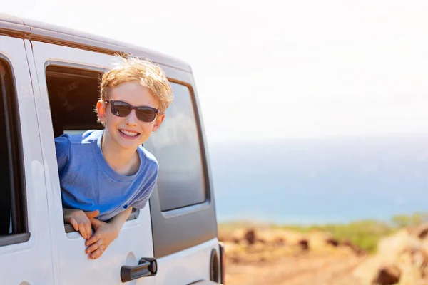 Bonito Sorrindo Menino Óculos Sol Olhando Para Fora Janela Carro — Fotografia de Stock