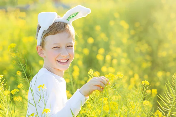 Bonito Sorrindo Menino Vestindo Orelhas Coelho Brinquedo Campo Florescendo Lindo — Fotografia de Stock