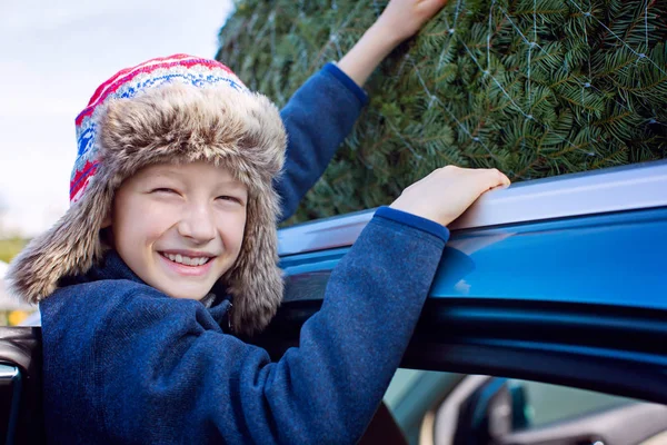 Felice Ragazzo Sorridente Albero Natale Shopping Prendendo Albero Dal Tetto — Foto Stock