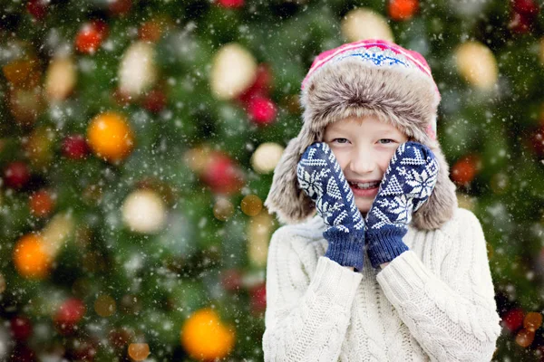 Lindo Niño Sonriente Navidad Con Árbol Decorado Fondo Concepto Mágico — Foto de Stock