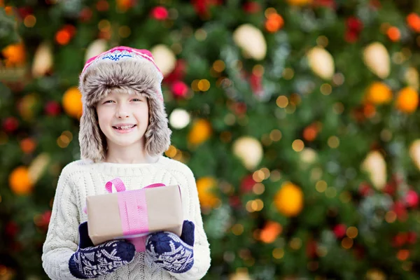 Bonito Sorrindo Menino Segurando Presentes Natal Com Árvore Decorada Fundo — Fotografia de Stock