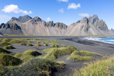 iki aile, baba ve oğul, ihbarı yürüyüş kum beach adlı güzel stokksnes Yarımadası, İzlanda, aktif bir tatil kavramı dağlarda vestrahorn toplayan zevk