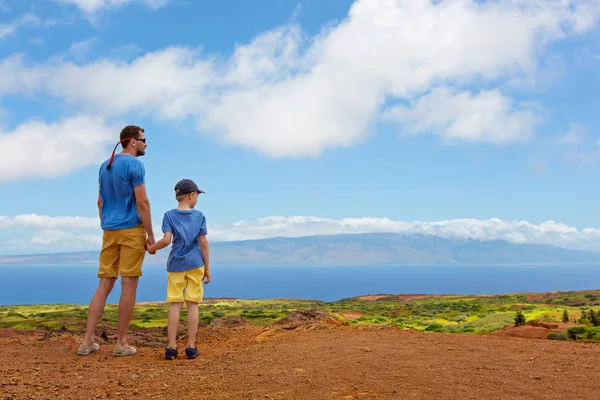 Visão Traseira Família Dois Pai Filho Ilha Lanai Hawaii Desfrutando — Fotografia de Stock