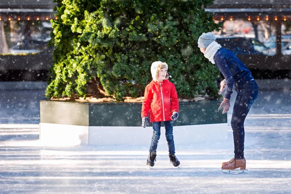 Familj Två Mor Och Son Njuter Skridskoåkning Tillsammans Utomhus Skridskobana — Stockfoto