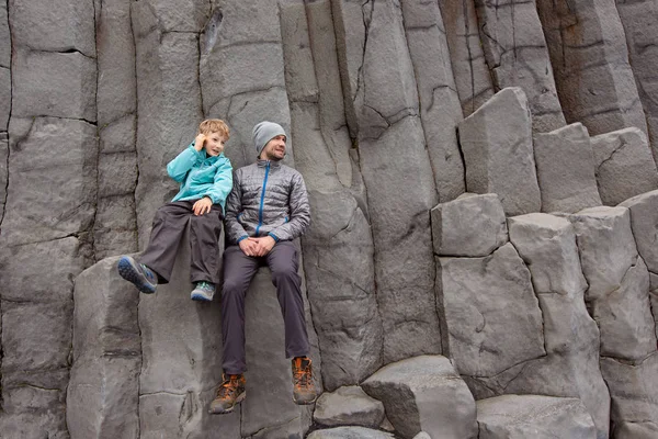 つの家族 父と息子 Reynisfjara ブラック Gardar の美しい玄武岩柱を楽しんで砂アイスランド家族の冒険 アクティブな休暇の概念でヴィックの近くのビーチ — ストック写真