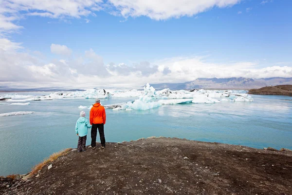 Achteraanzicht Van Gezin Vader Zoon Genieten Van Prachtig Uitzicht Lagune — Stockfoto