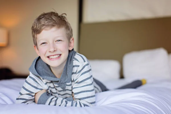 Sorrindo Bonito Menino Caucasiano Aproveitando Seu Dia Quarto Hotel — Fotografia de Stock