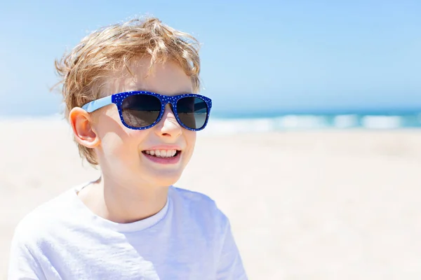 Allegro Ragazzo Caucasico Sorridente Occhiali Sole Decorato Con Stelle Luglio — Foto Stock