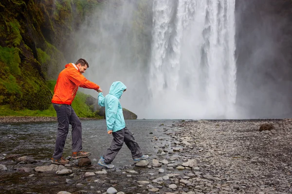 Familj Två Far Och Son Hoppande Stenar Och Njuter Skogafoss — Stockfoto