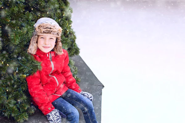 Милый Маленький Мальчик Наслаждается Катанием Коньках Открытом Катке Красивый Снежный — стоковое фото