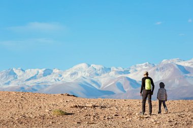arkadan görünüşü aile iki baba ve oğul, yürüyüş ve birlikte zevk valle de la muerte atacama Çölü, Şili, sağlıklı aktif aile yaşam tarzı ve tatil kavram yürümeye
